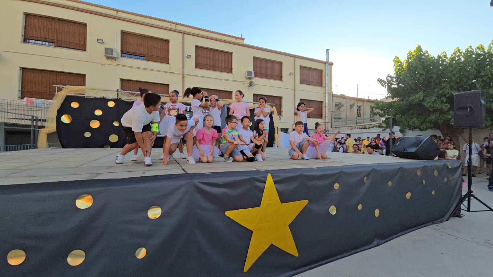 Familias en el festival de fin de curso