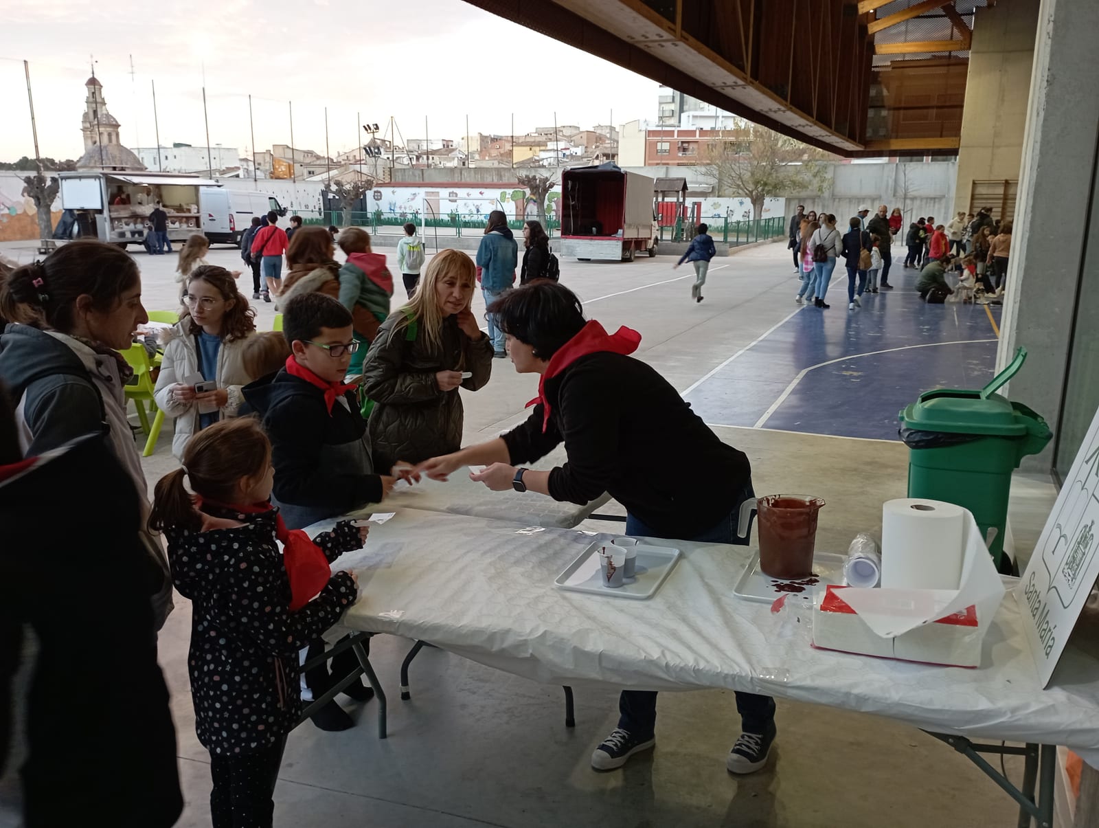 Familias reunidas en una celebración del colegio